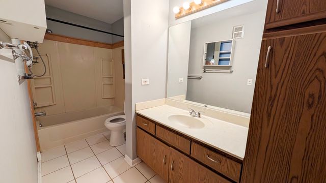 2716 Yorkshire Court, Aurora, IL 60502