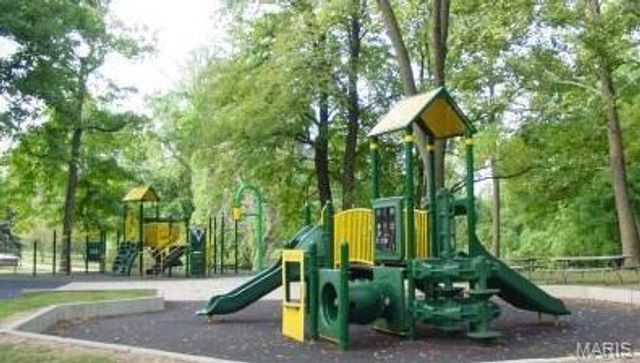 12000 Autumn Lakes Drive, Maryland Heights, MO 63043