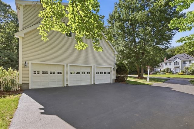3 Stable Way, Medway, MA 02053