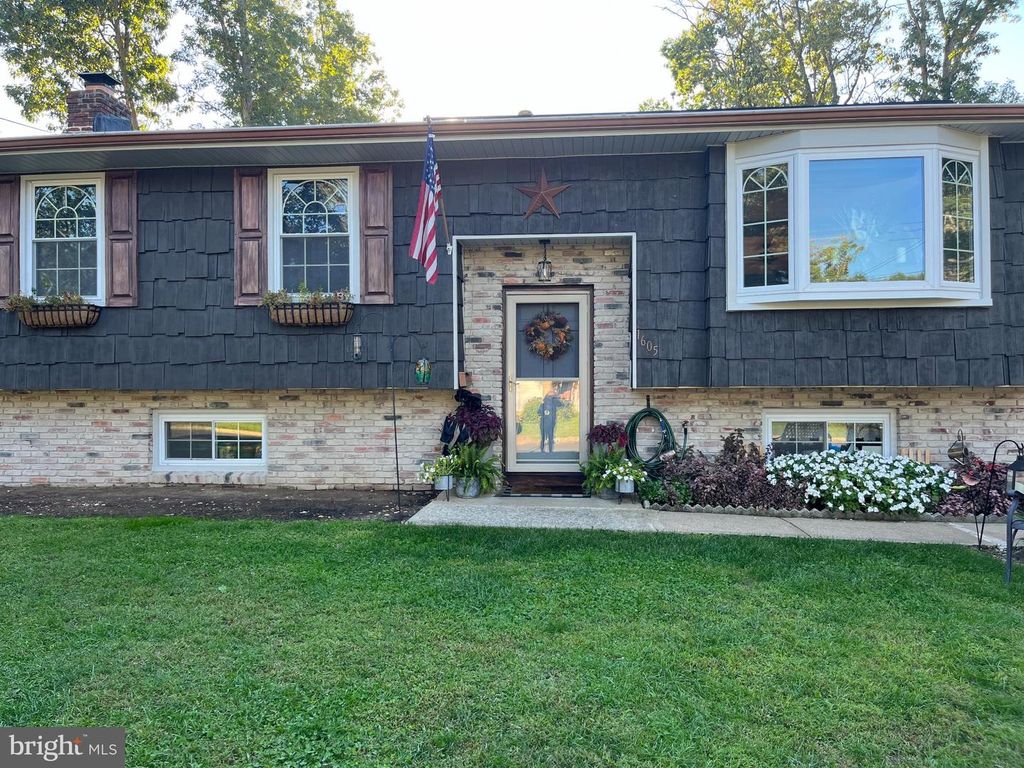 1605 PIN OAK RD, Williamstown, NJ 08094