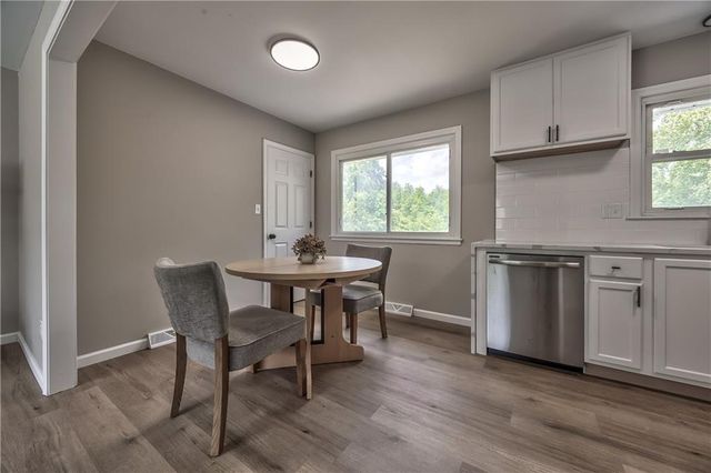 12212 E 32nd Street S, Independence, MO 64052