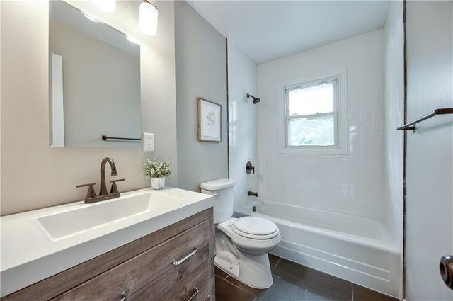 12212 E 32nd Street S, Independence, MO 64052