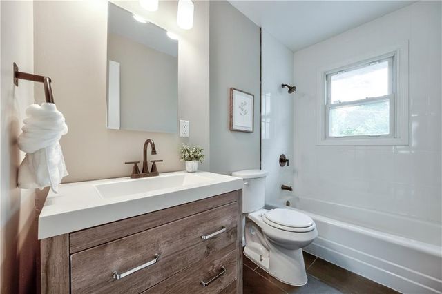 12212 E 32nd Street S, Independence, MO 64052