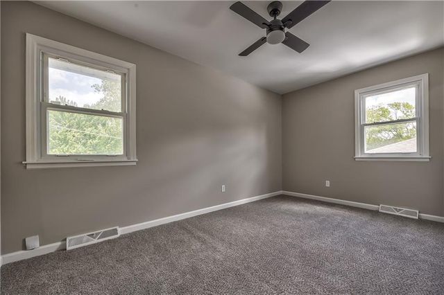 12212 E 32nd Street S, Independence, MO 64052