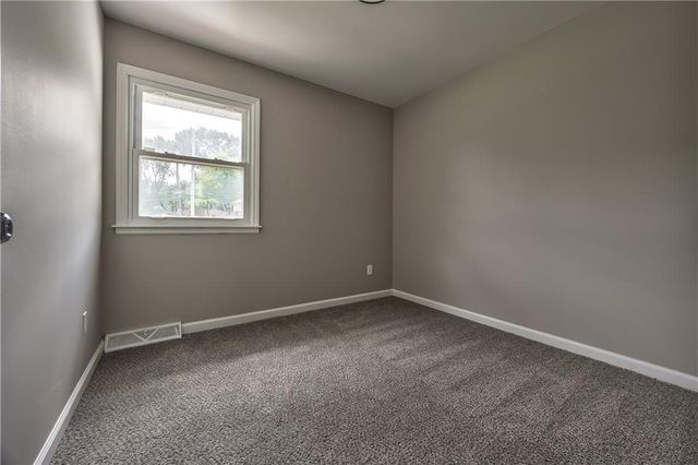 12212 E 32nd Street S, Independence, MO 64052
