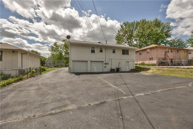 12212 E 32nd Street S, Independence, MO 64052