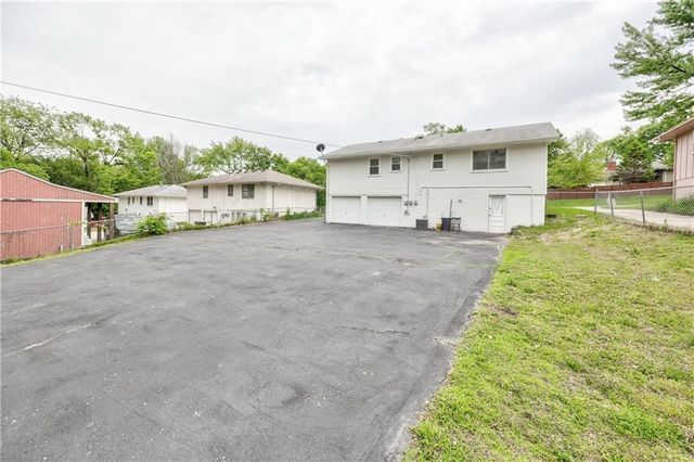 12212 E 32nd Street S, Independence, MO 64052