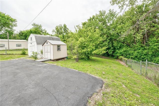 12212 E 32nd Street S, Independence, MO 64052