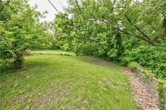 12212 E 32nd Street S, Independence, MO 64052