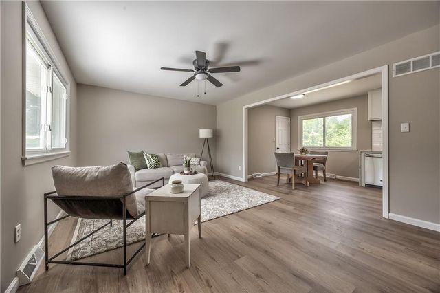 12212 E 32nd Street S, Independence, MO 64052