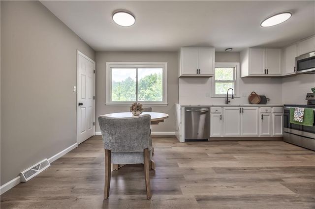 12212 E 32nd Street S, Independence, MO 64052