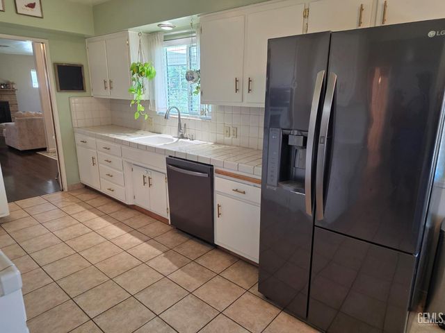 2115 Bedford Way, Bakersfield, CA 93308