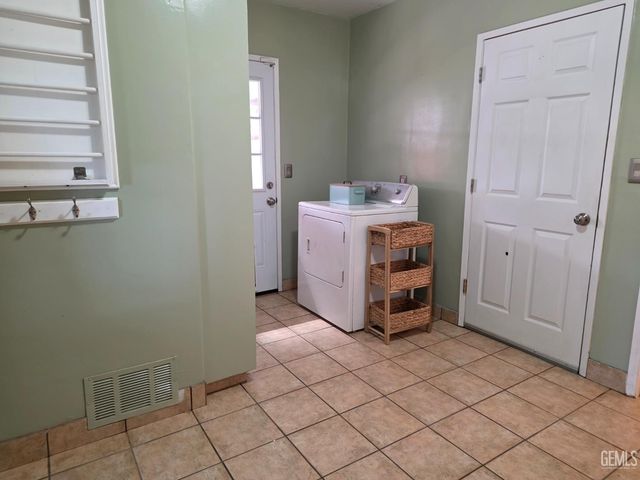 2115 Bedford Way, Bakersfield, CA 93308