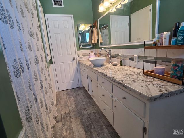 2115 Bedford Way, Bakersfield, CA 93308