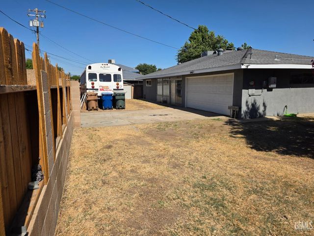 2115 Bedford Way, Bakersfield, CA 93308