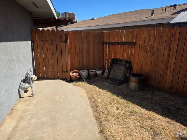 2115 Bedford Way, Bakersfield, CA 93308