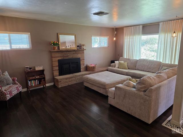 2115 Bedford Way, Bakersfield, CA 93308