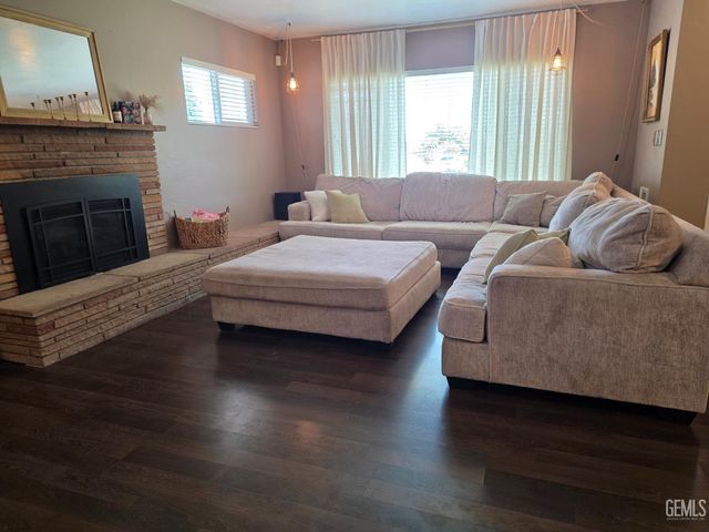 2115 Bedford Way, Bakersfield, CA 93308