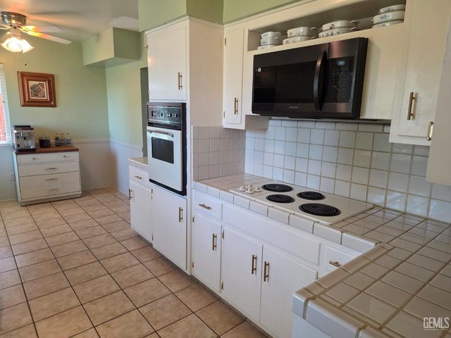 2115 Bedford Way, Bakersfield, CA 93308