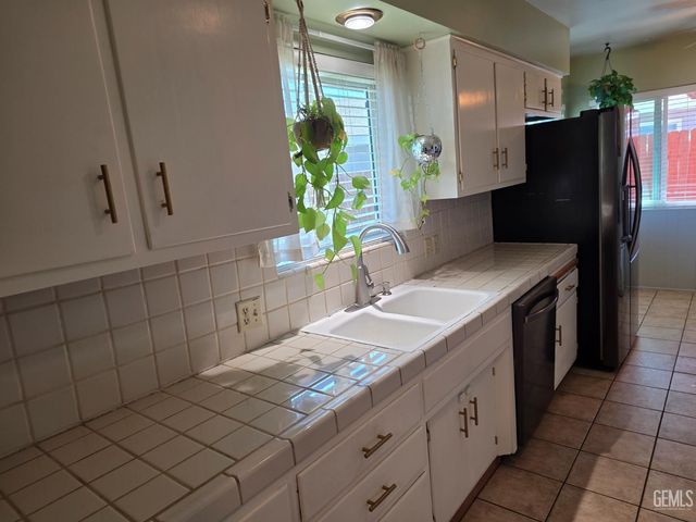 2115 Bedford Way, Bakersfield, CA 93308