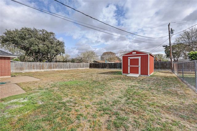 556 Vista Dr, Odem, TX 78370