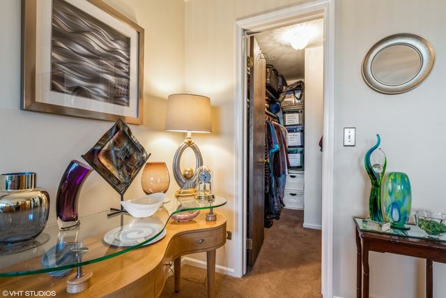 8100 W Foster Lane 510, Niles, IL 60714