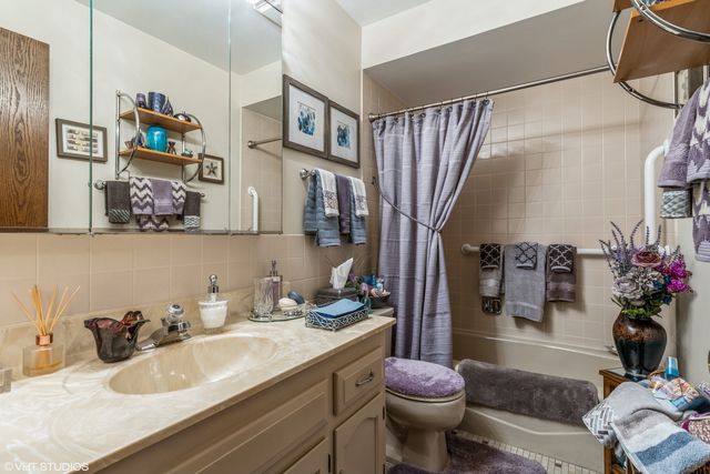 8100 W Foster Lane 510, Niles, IL 60714