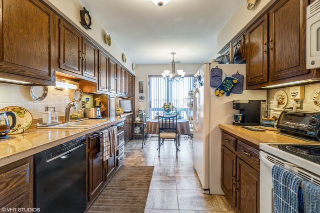 8100 W Foster Lane 510, Niles, IL 60714