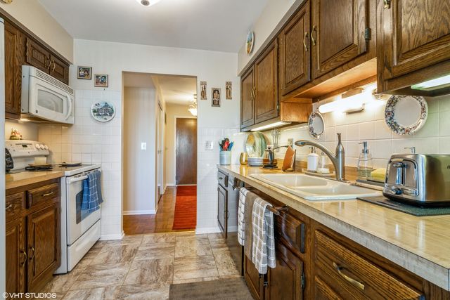 8100 W Foster Lane 510, Niles, IL 60714