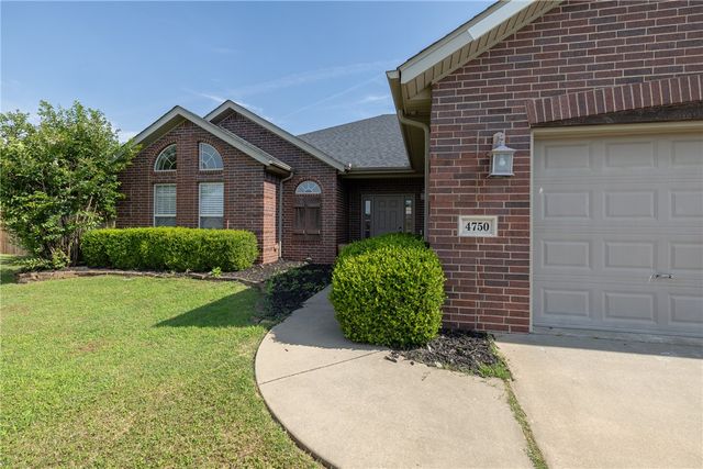 4750 W Homespun Drive, Fayetteville, AR 72704