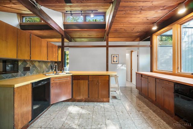 429 W Galbraith Road, Wyoming, OH 45215