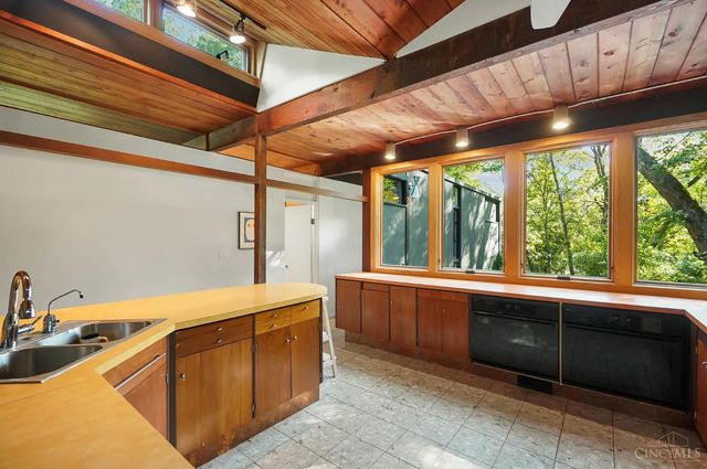 429 W Galbraith Road, Wyoming, OH 45215