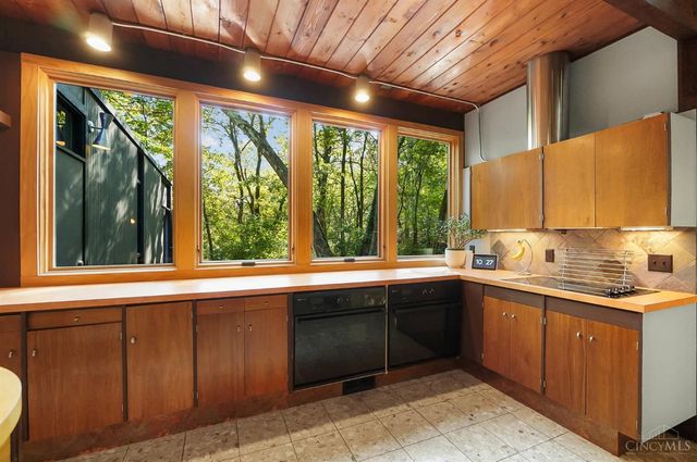 429 W Galbraith Road, Wyoming, OH 45215