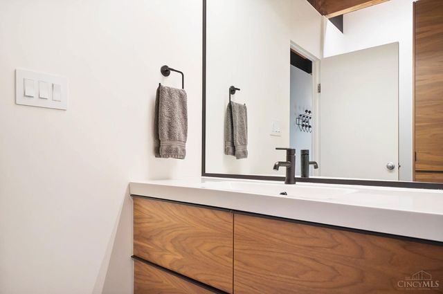 429 W Galbraith Road, Wyoming, OH 45215