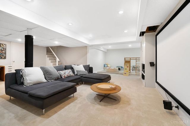 429 W Galbraith Road, Wyoming, OH 45215