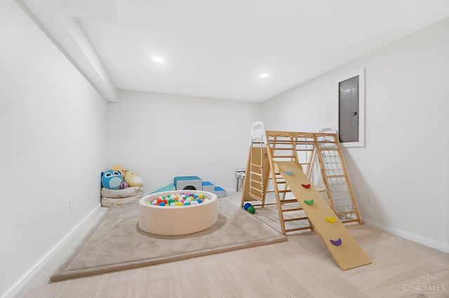 429 W Galbraith Road, Wyoming, OH 45215