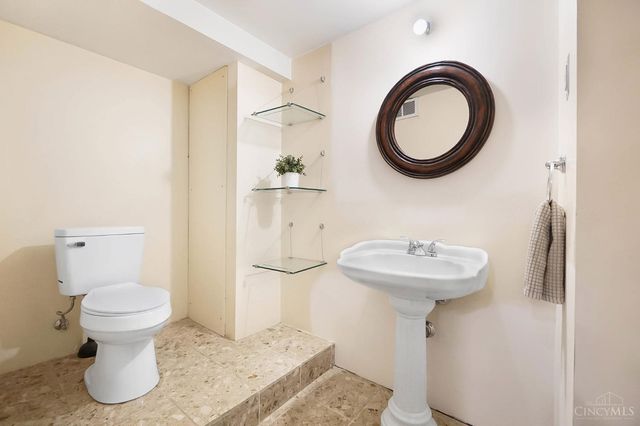 429 W Galbraith Road, Wyoming, OH 45215