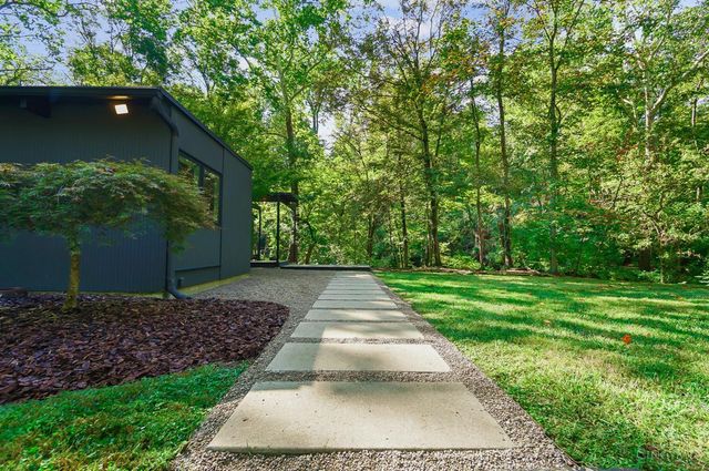 429 W Galbraith Road, Wyoming, OH 45215