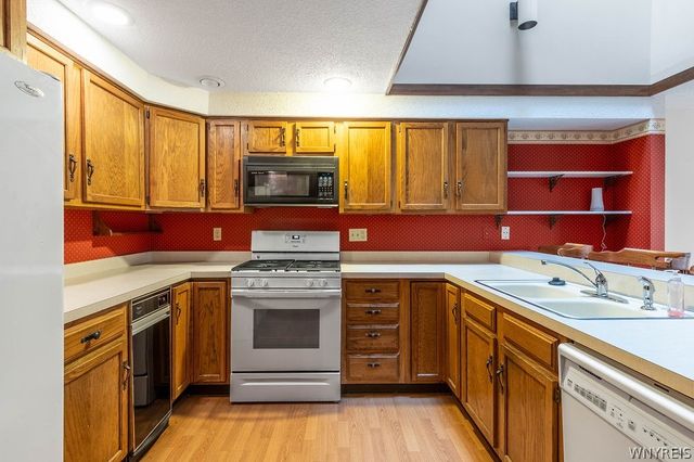 186 Breezewood Common, Amherst, NY 14051