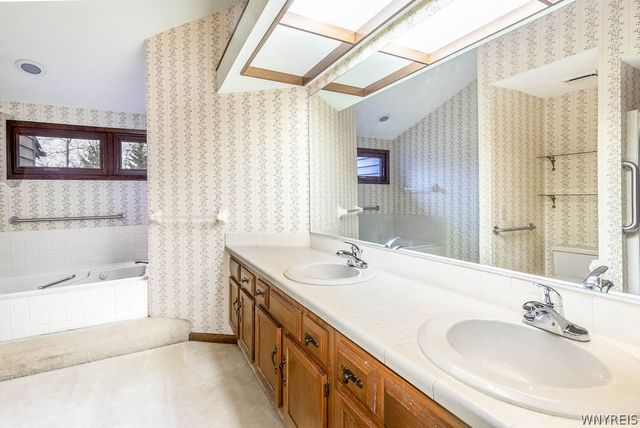 186 Breezewood Common, Amherst, NY 14051