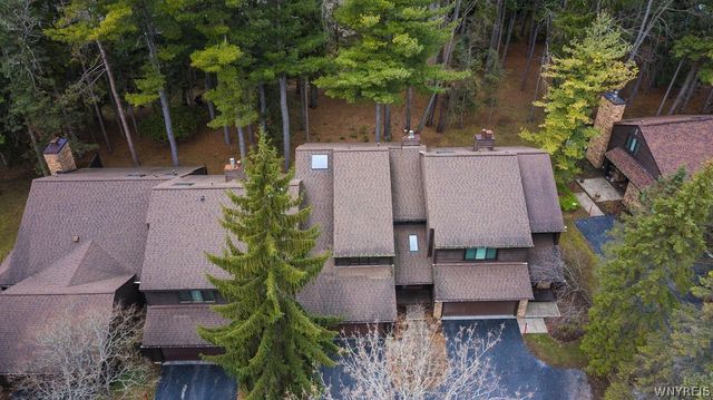 186 Breezewood Common, Amherst, NY 14051