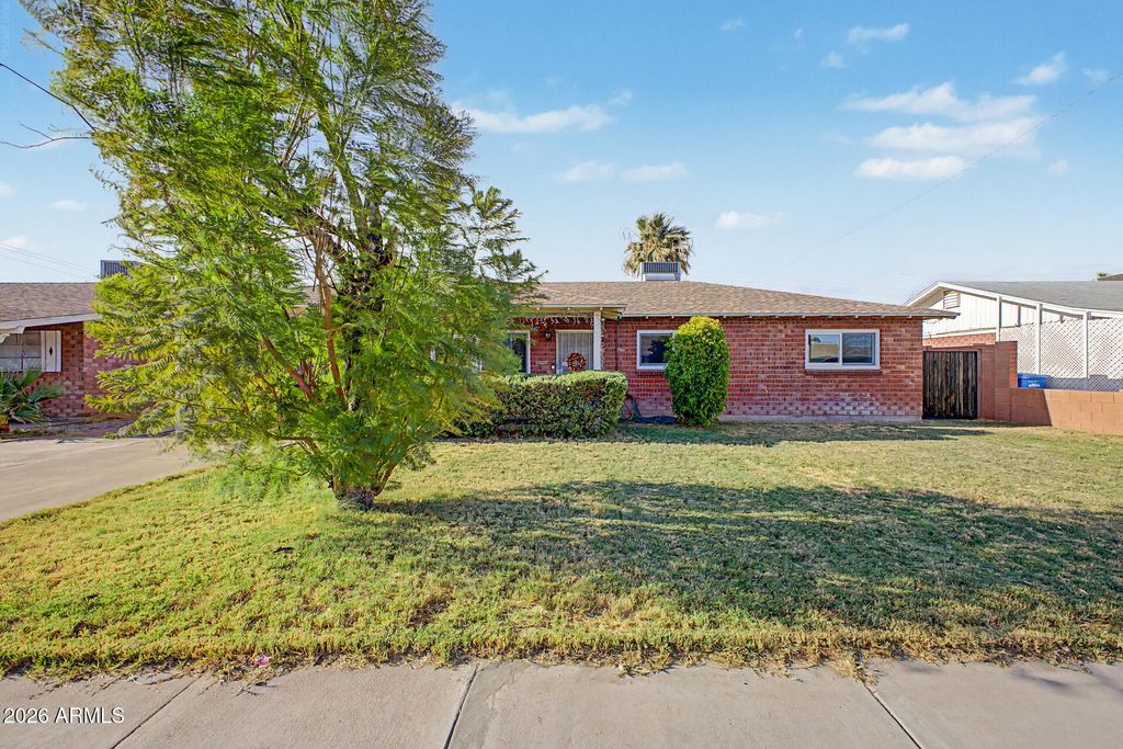 4250 W KEIM Drive, Phoenix, AZ 85019 — exterior