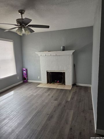 901 E Dullnig Ct, San Antonio, TX 78223