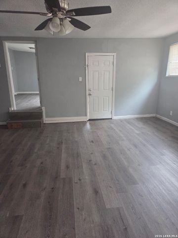 901 E Dullnig Ct, San Antonio, TX 78223