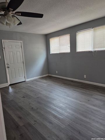 901 E Dullnig Ct, San Antonio, TX 78223