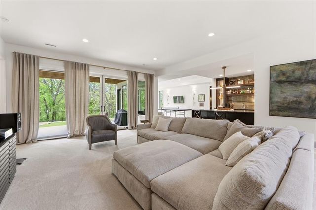 7300 NW Pampas Lane, Parkville, MO 64152