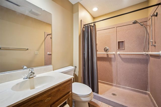 1240 49th Street 6, West Des Moines, IA 50266