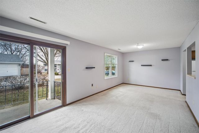 1240 49th Street 6, West Des Moines, IA 50266