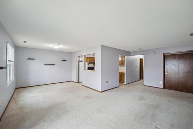 1240 49th Street 6, West Des Moines, IA 50266