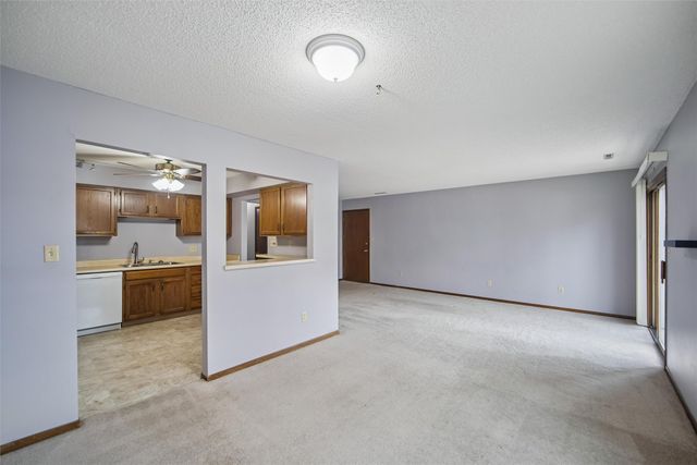 1240 49th Street 6, West Des Moines, IA 50266